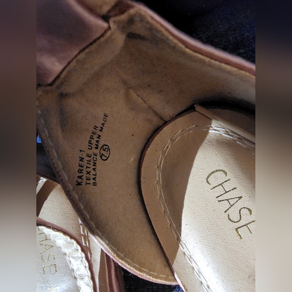 Women's 7.5 soft Pink with big flower designed pointy flat by Chase & Chloe - Picture 8 of 8